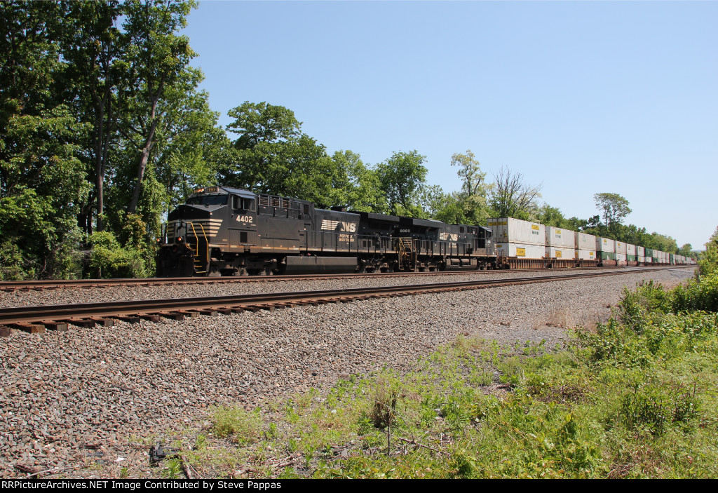 NS 4402 coming through Cove PA with train 25P